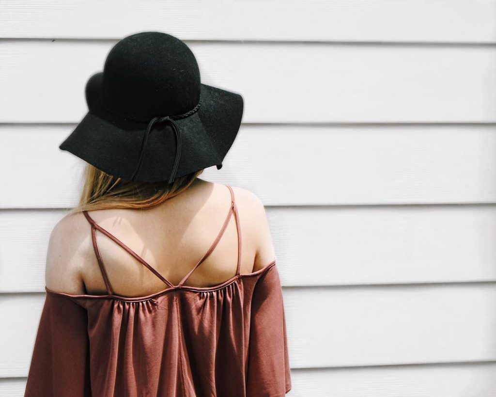 Off-the-Shoulder Versus Oversized—Trending Shirts From Our Style Gurus 20 9-emma_osborn_