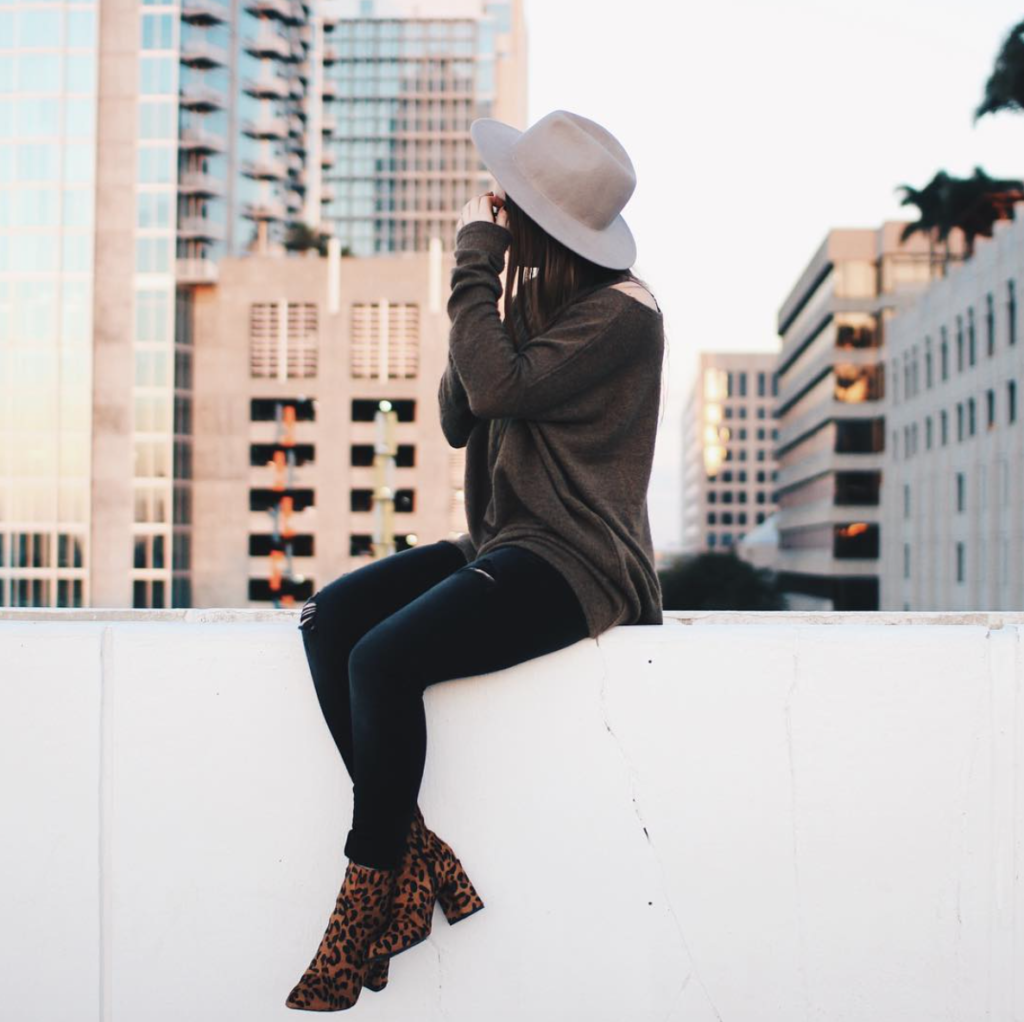 15 Stylish Outfit Ideas for the First Day of Your New Semester 21