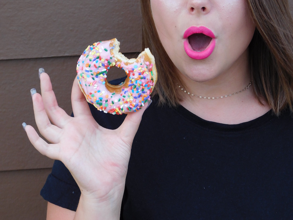 Drugstore Lipstick Stays Durable Even While Eating a Doughnut 10