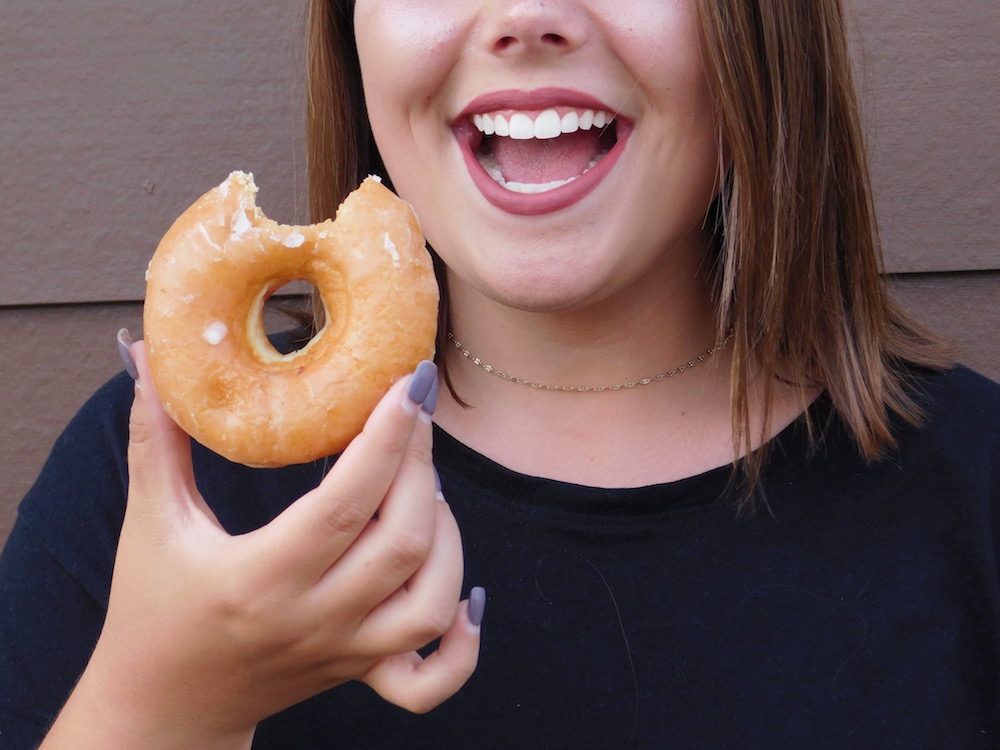 Drugstore Lipstick Stays Durable Even While Eating a Doughnut 8