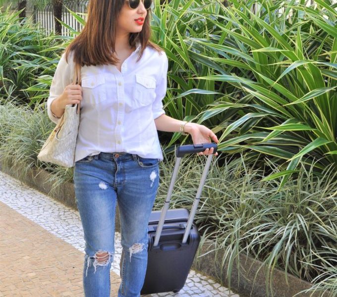 Simple and Chic Travel Outfit 1