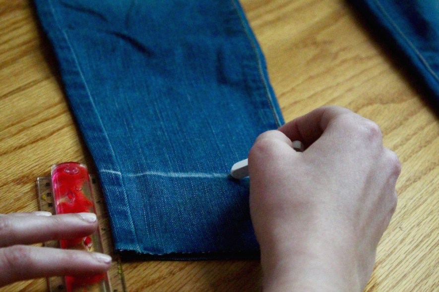 DIY Fringe Jeans in 5 Easy Steps