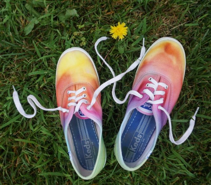 How to Upcycle White Shoes for 5 Dollars 1