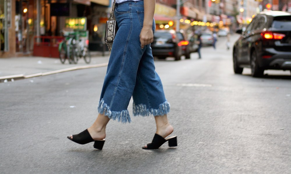 3 Ways to Spice Up a T-Shirt With Denim 1