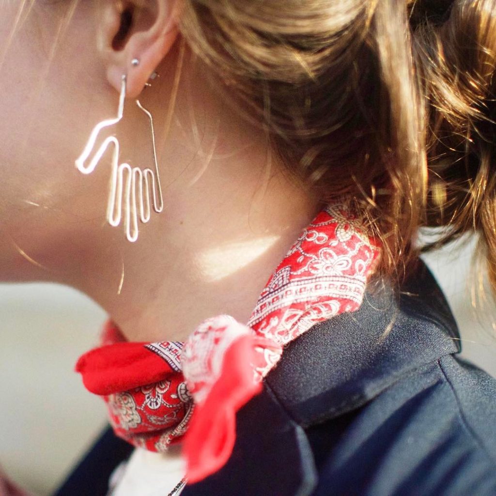 how to wear a bandana around your neck
