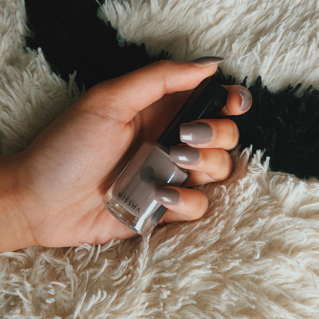 6 Winter Nail Colors to Try, Because Fun Manis Aren’t Just for Summer 8 Shiny Grey