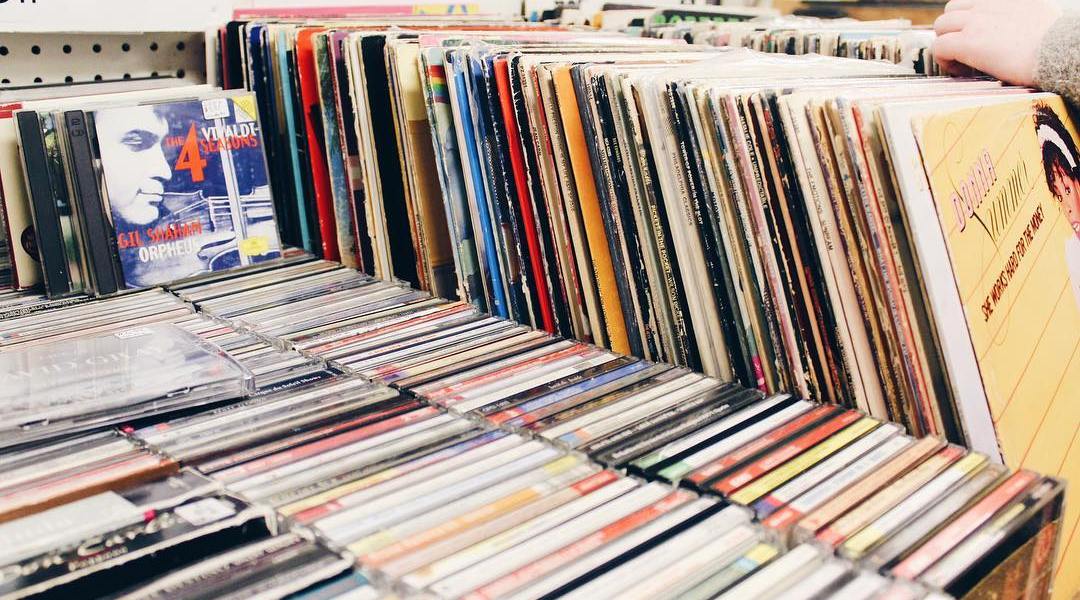 The Best Throwback Songs for the Ultimate Karaoke Night 1 karaoke playlist