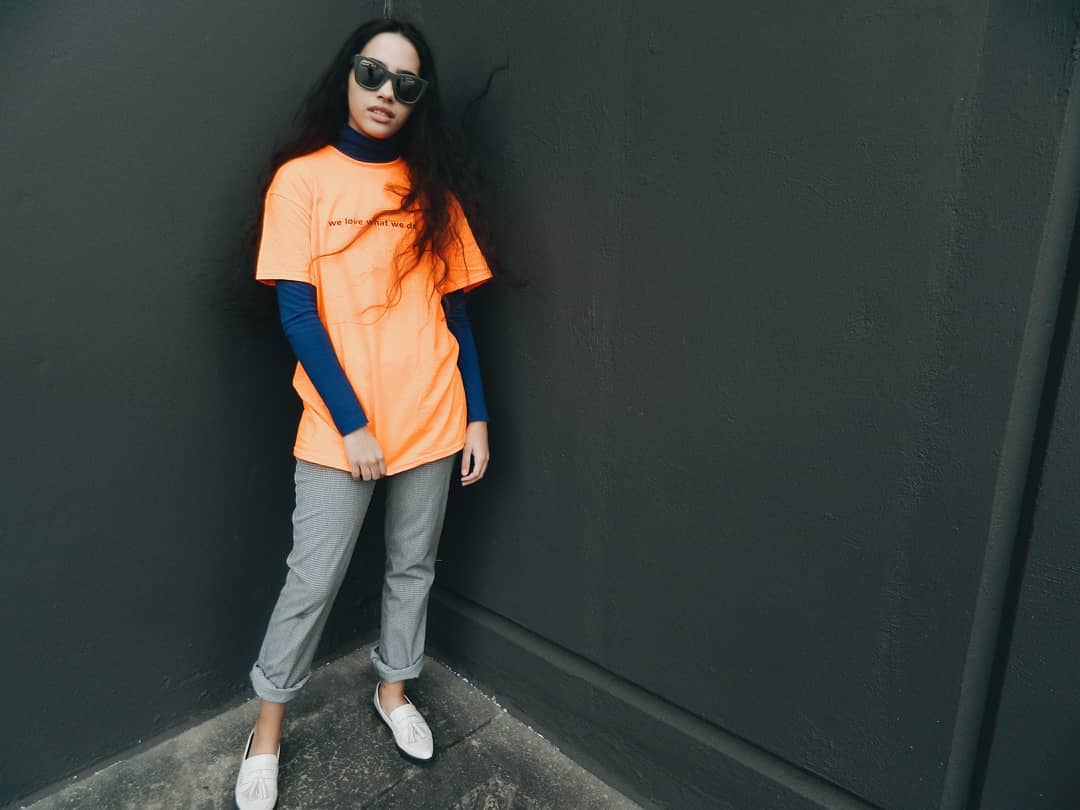 6 Super-Simple Outfit Ideas You Can Throw Together for the First Day of Spring 8 Mix Polished Neutrals With Vivid Casuals for an Unexpected Pairing