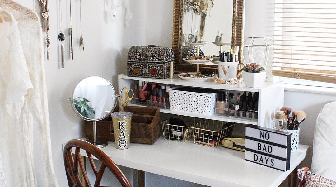 Everything You and Your Roommate Need for Your Dorm Room: A Checklist 1 dorm desk