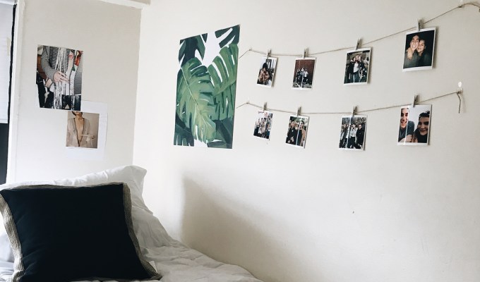 minimal dorm decor