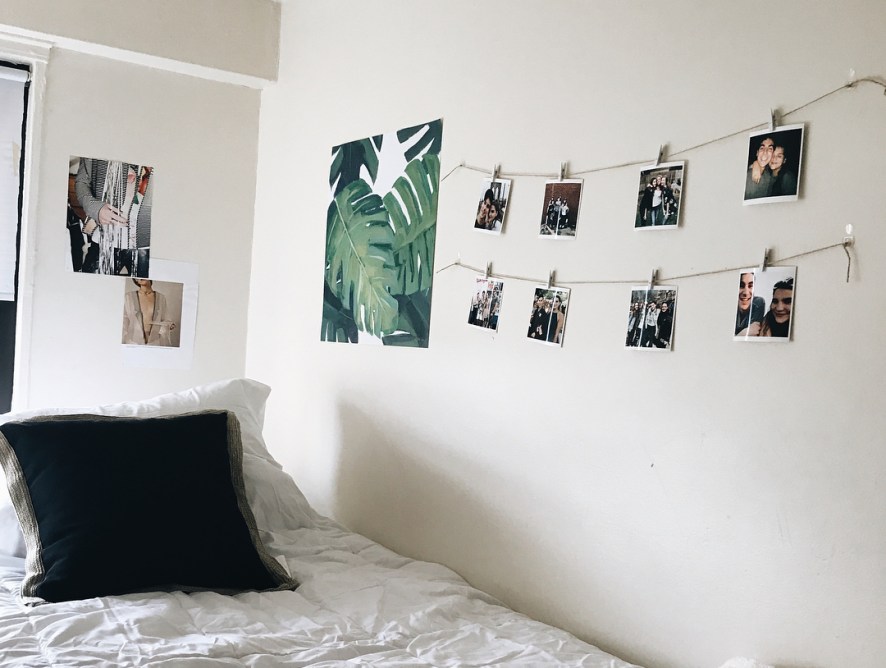 minimal dorm decor