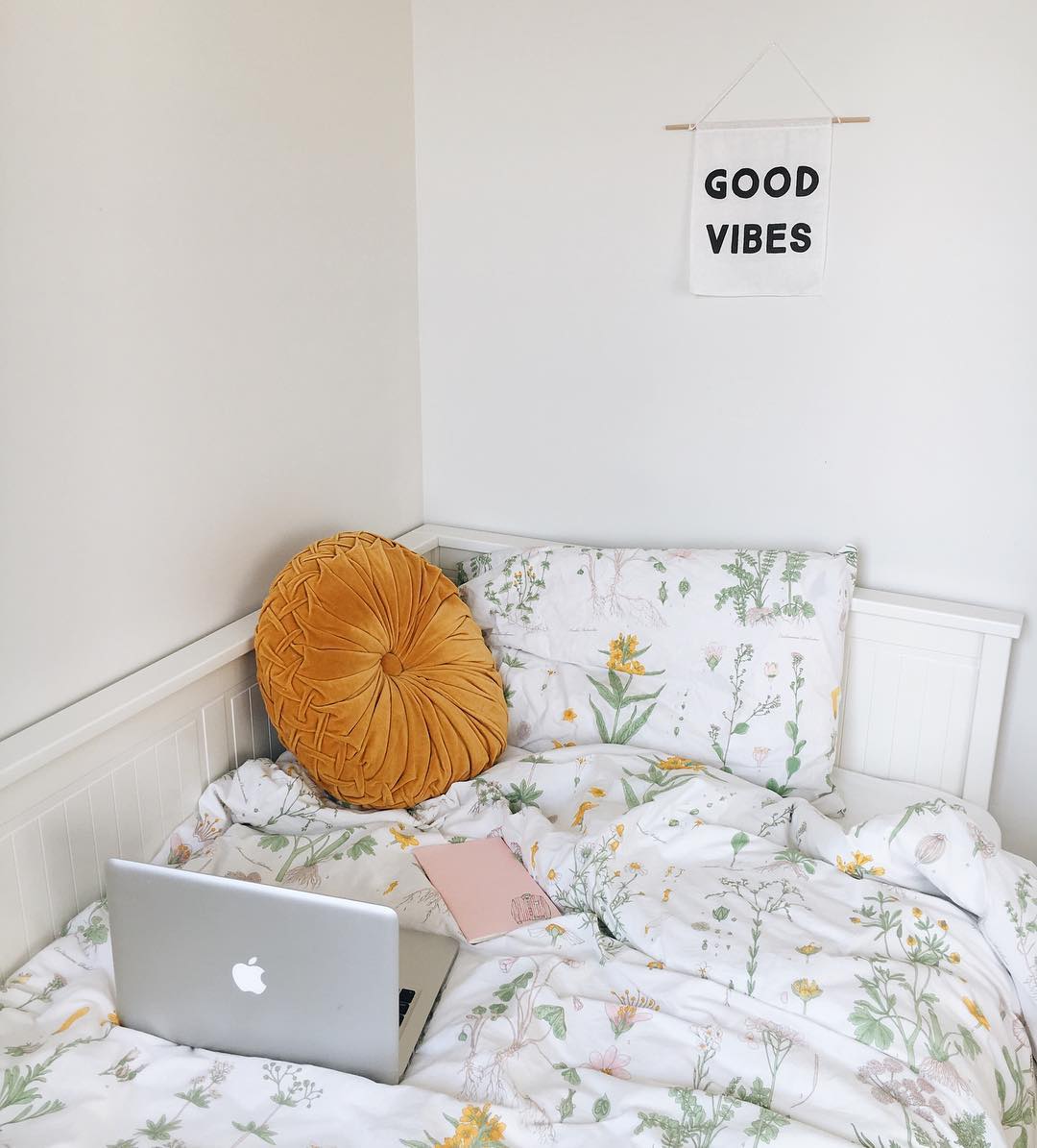8 Dreamy Dorms That Will Inspire Every Minimalist 10 minimal dorm bedding