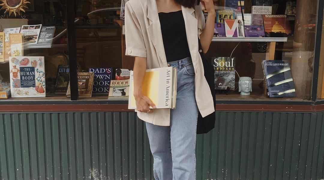 A Definitive List Of All The Places To Buy Used College Textbooks This Semester 1 Girl standing in front of bookstore