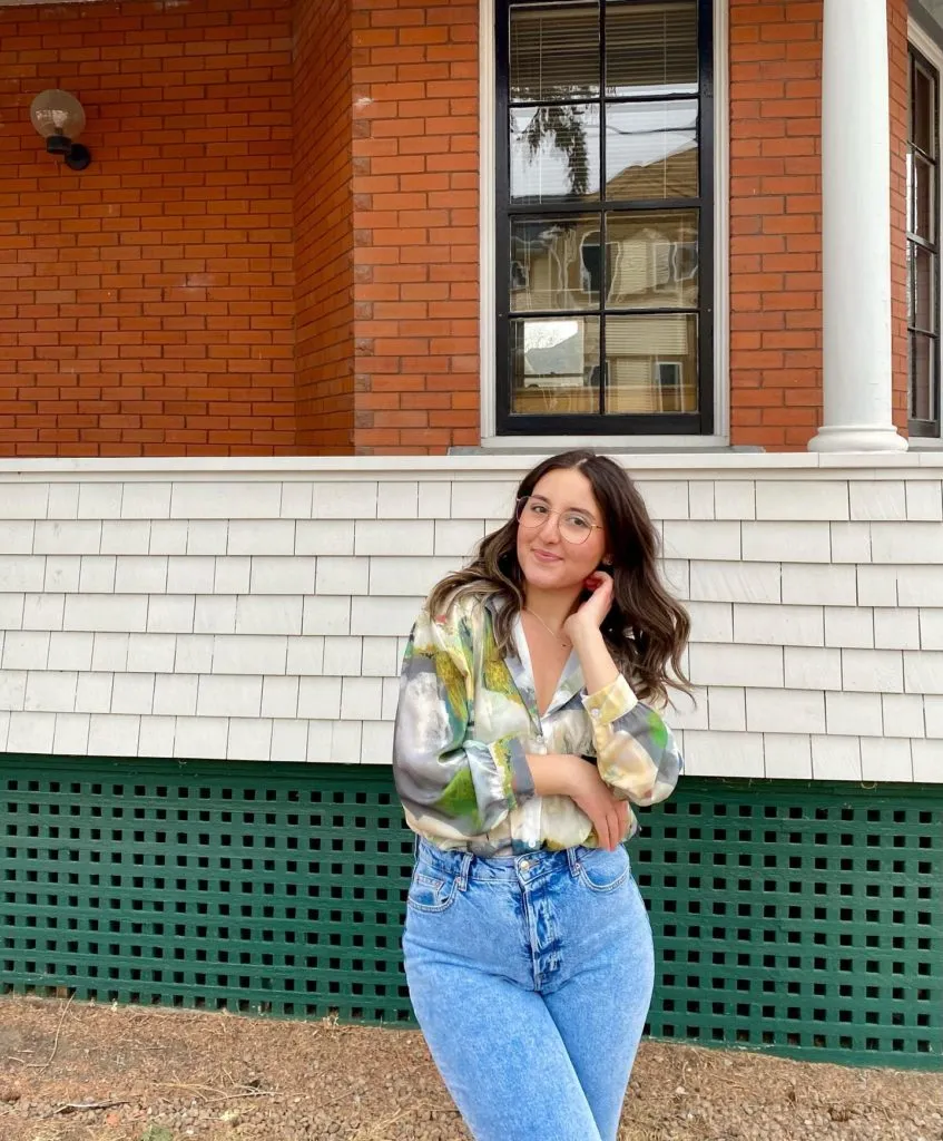 12 Easy Ways to Style Mom Jeans That Aren’t Just With Another T-shirt 10
