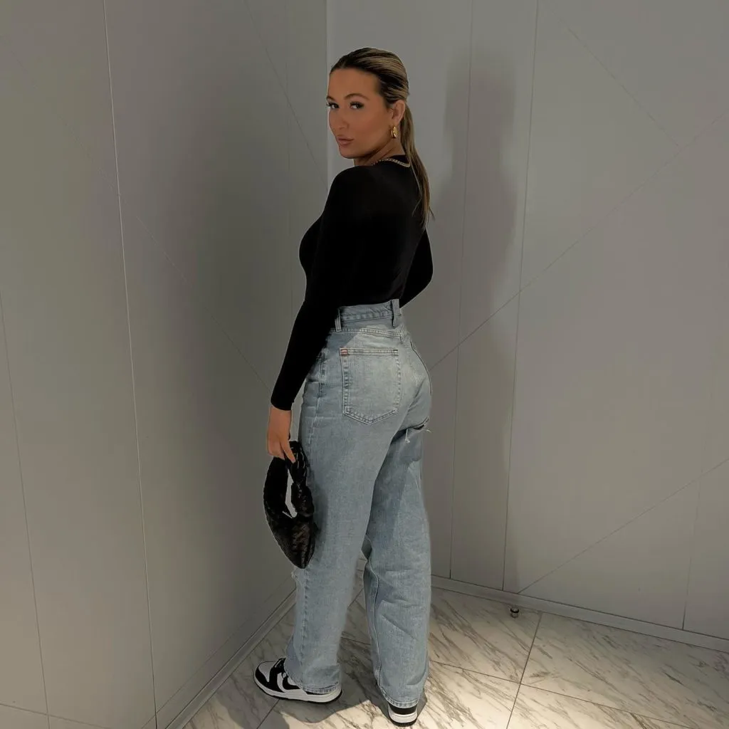 12 Easy Ways to Style Mom Jeans That Aren’t Just With Another T-shirt 8
