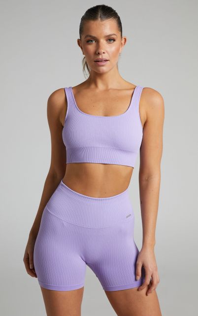 https://www.collegefashionista.com/wp-content/uploads/2022/08/workout-set-15.jpg?resize=402%2C643