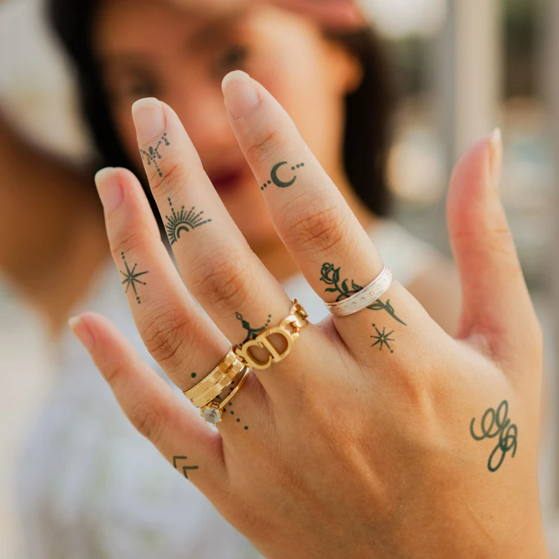 33 Fantastic Finger Tattoos for Women in 2024